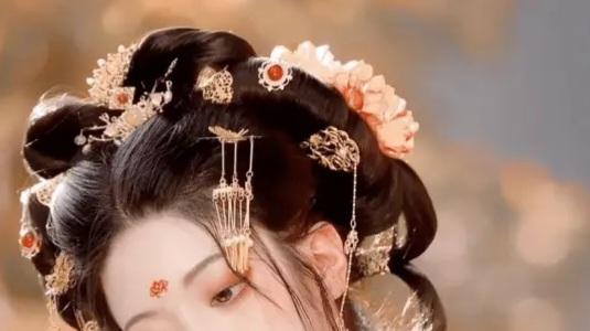 把离渊吃干抹净后，我跑路回了神界，结果没过几天被历劫回归的他堵在了婚宴上，非要让我对他负责