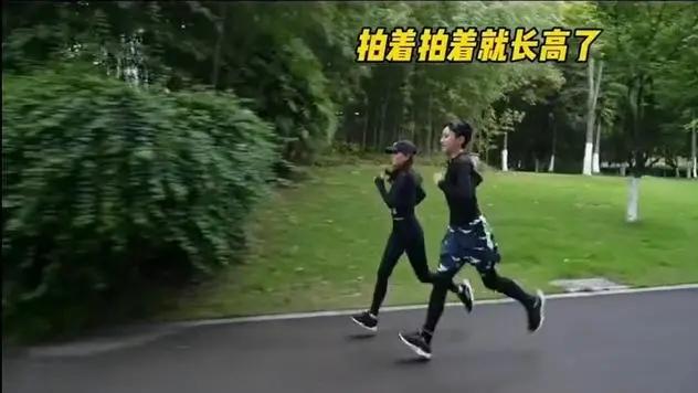 不信基因定一生！13岁男孩跟妈妈跑步6年，突破遗传，长到1米72！