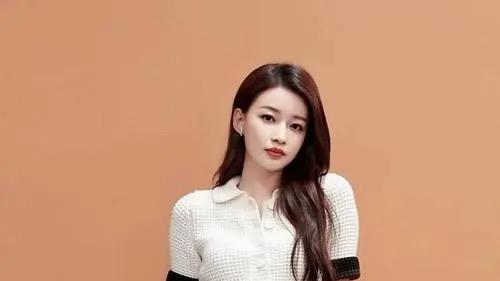 离婚后的孙怡大方秀出大长腿，不用为了配合董子健而曲腿拍照了。