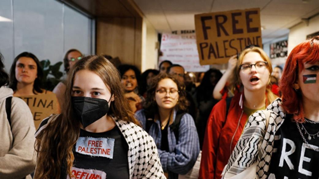 中国的崛起，打破了美国的岁月静好，西方发现：美国年轻人变了