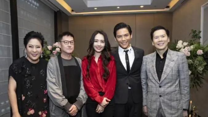 近日，向佐直播中说郭碧婷坐月子时为她亲手剥虾