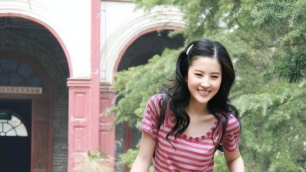 刘亦菲18岁“单车照”被疯传，网友：我又恋爱了！