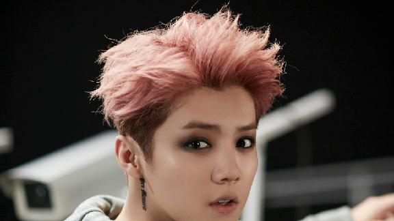 从不敢大方和鹿晗秀恩爱，关晓彤发戴帽子照，去掉鹿晗品牌logo