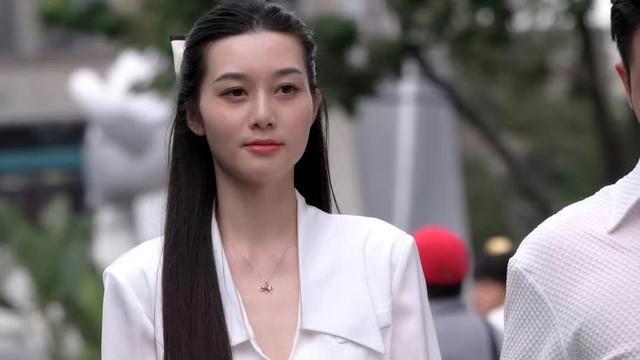 纯白色的衬衣与同色短裤的组合，给人一种宁静的感觉