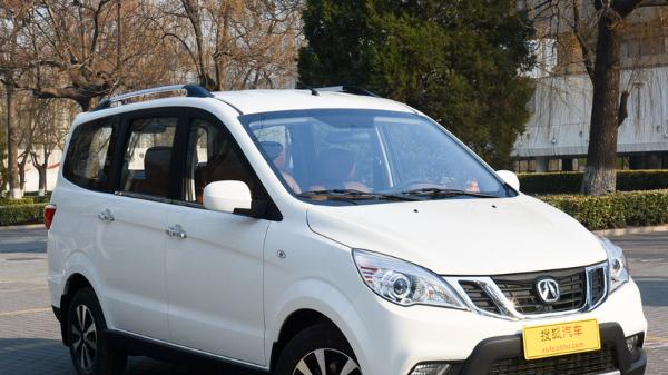 北汽威旺M35，外观更加成熟，更加锋利