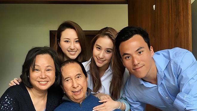 何超云与未婚夫正在热恋中，两人在国外秀恩爱频繁放闪