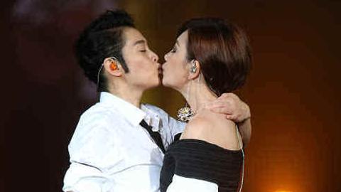 明星的音乐会，居然出现了退票的情况？黄牛焦躁不安。