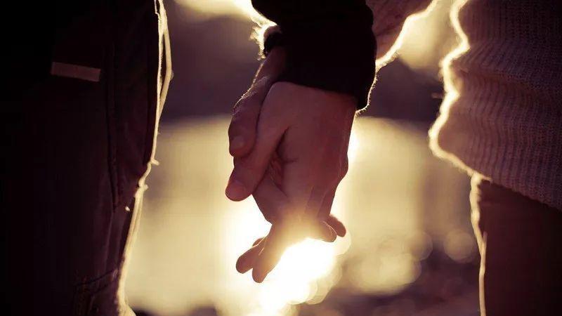 普通工人王荣德和鲁丽娜的爱情，跨越十年，绽放幸福