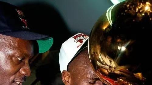 NBA传奇：迈克尔乔丹—一神起，众王落（中）