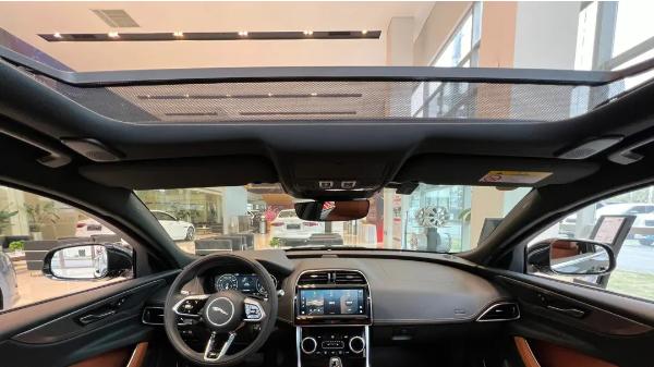 捷豹XEL内部配备高科技的设计，以及足够的后座空间，足以应付一般的家庭生活