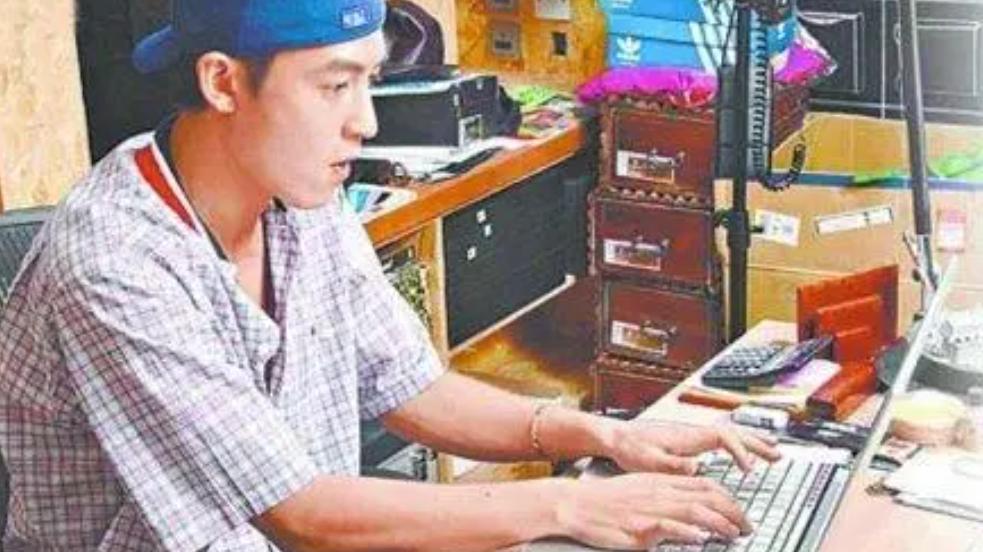 那位爆出艳照门的明星如今通过自己的潮牌从商