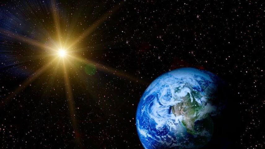 地球绕太阳转一圈有多远？太阳绕银河系转一圈又有多远？