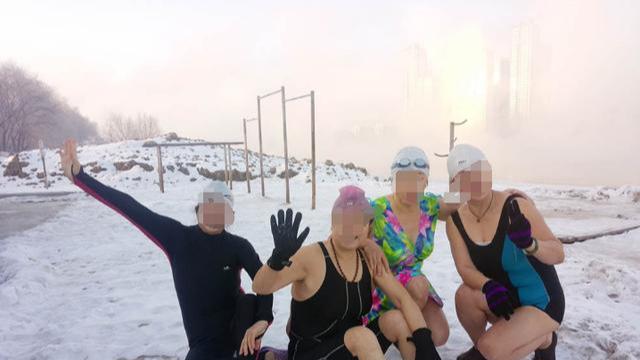 南方女生穿泳装在雪地里“游泳”