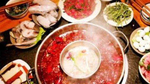 直击国内最霸气火锅店，999桌露天涮火锅，不愧是火锅之都！