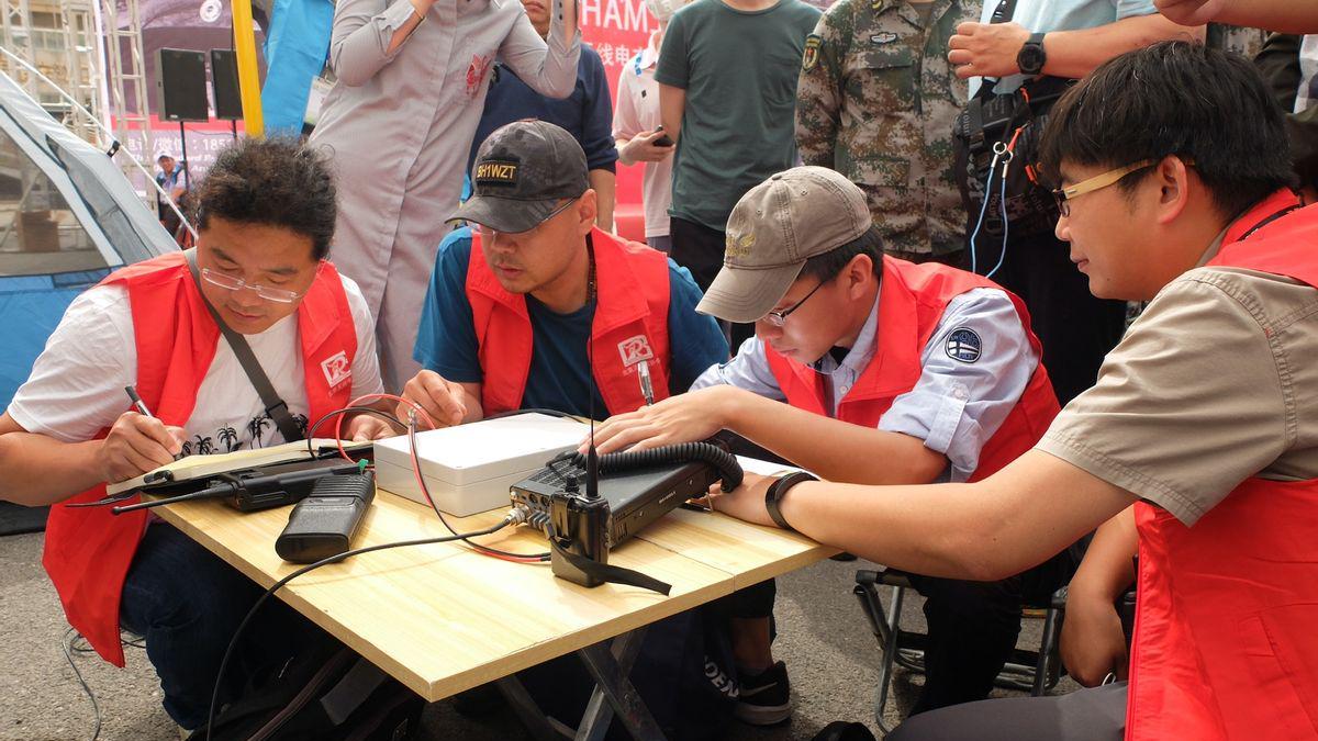 如果您看到公园广场有人发电报，请支持他们！而不是立即报警！