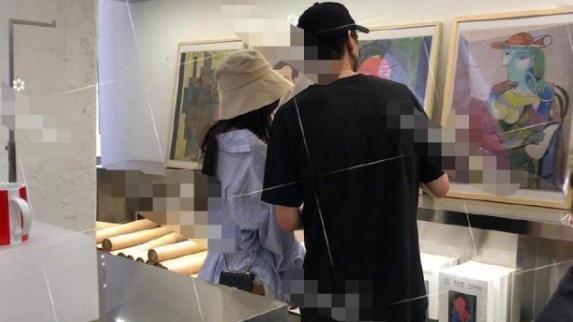 时隔两个月，秦岚魏大勋再度同游，穿情侣装高调出行，无惧被拍