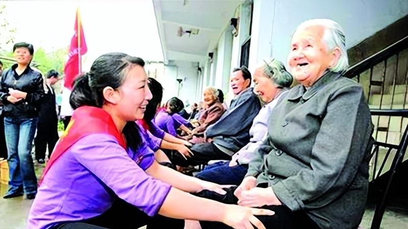 为什么建议老年人要少出门，应该多在家里？这3大原因，很现实