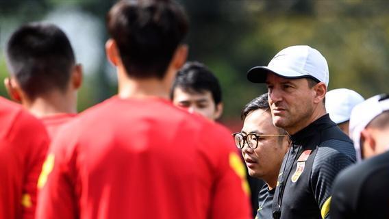 0-2！中国亚运男足再输球，新主帅第一场比赛输球，亚运会冠军没机会