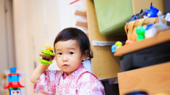 从儿女身上，我们看到自己年少时的幼稚，也看到年轻时的意气风发