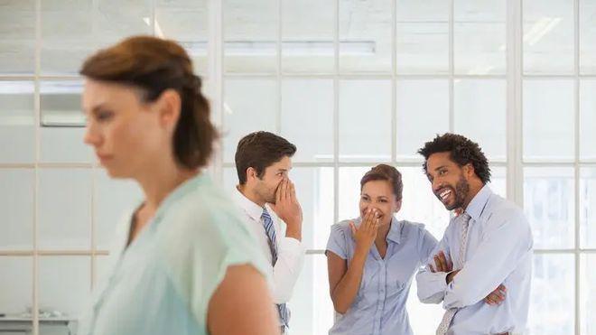 一个人这8种表现，代表他暗暗的在嫌弃你