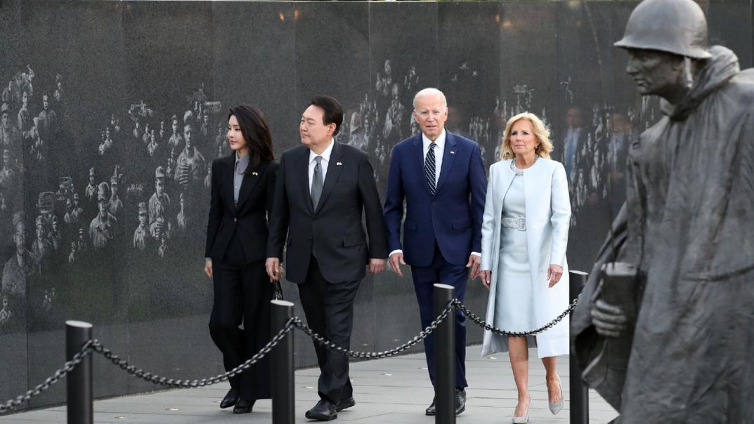 韩国第一夫人在美国夫唱妇随！穿黑色情侣装亮相公园，娃娃脸好嫩