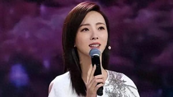 主持人李思思辞去央视工作，辞职原因令人好奇，引起网友热议