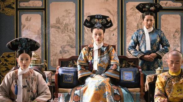 清代一统以后，青色的官服盛行，体现这种森严的等级制度