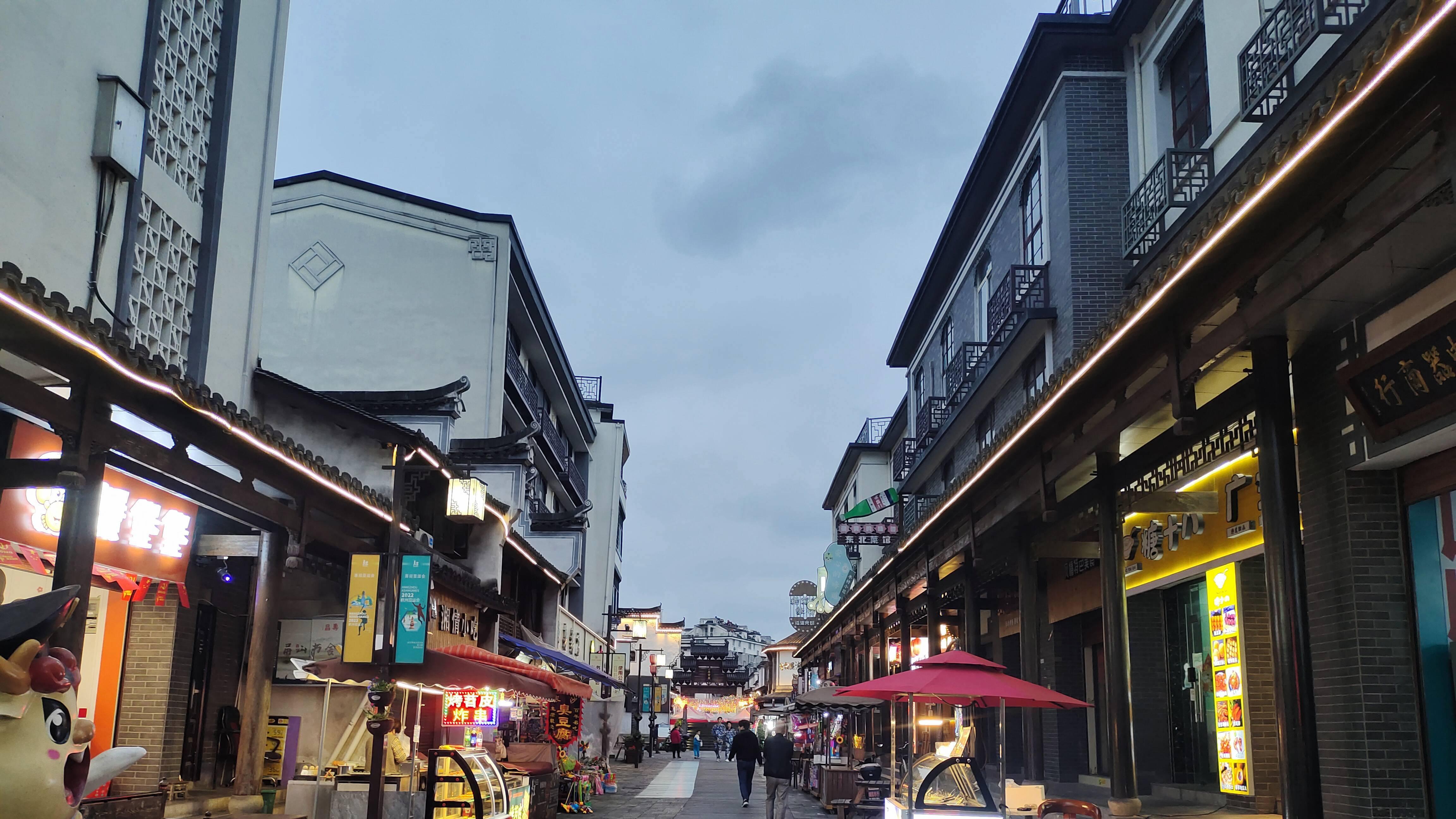 杭州附近人均50元的古镇，豆腐包、炒粉干、烤饼，你吃过几种？