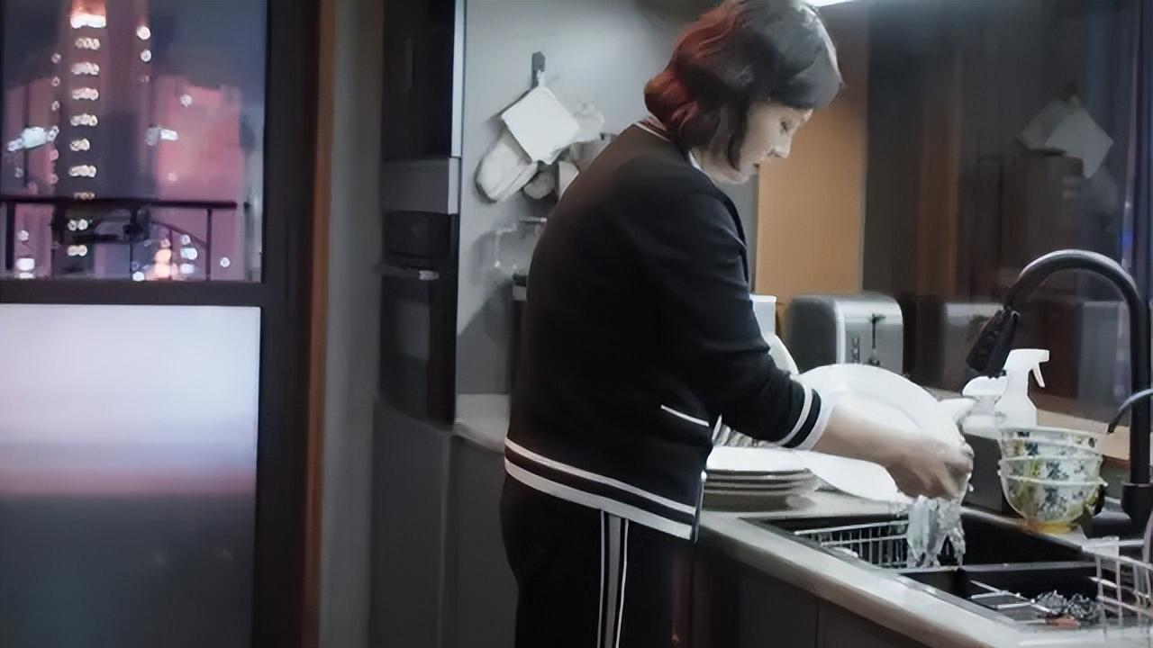 人到中年，才体会到《熟年》里张春梅洗盘子的快感