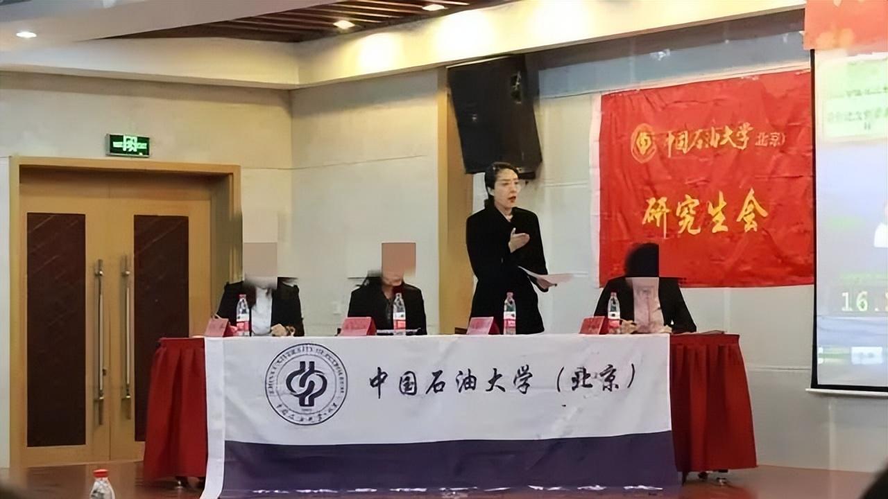 胡总董小姐街拍事件亮点，是同框的外卖员，一正一反引人深思