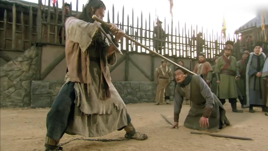 林冲发配途中遭挑衅，洪教头狂妄自大被打翻，何苦自取其辱？