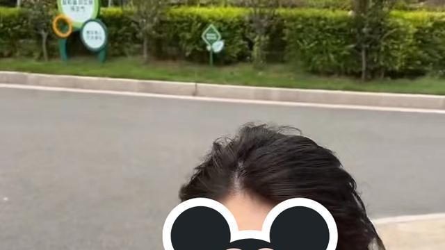 女子出门相亲，穿着裙子冻得瑟瑟发抖，过路男子的做法亮了!