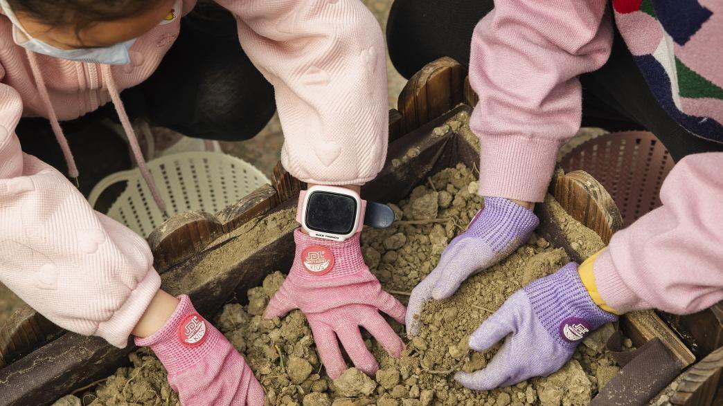 孩子参与劳作的仪式感，可以从一双嘉得利手套开始