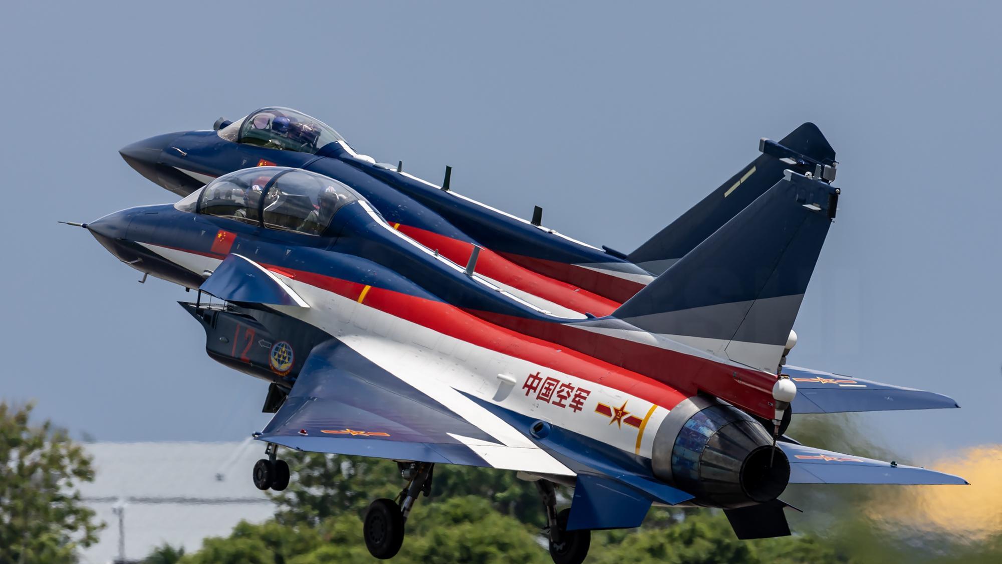 韩国军机经停台岛，兰卡威秀特技，被歼10C压着，俄苏30飞赴中国