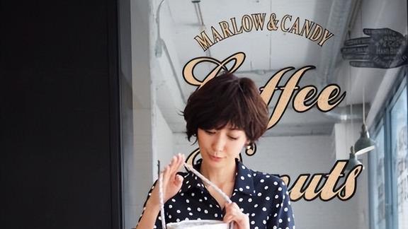 她是日本最受欢迎的大龄博主，年过40穿衣简约，配短发知性优雅
