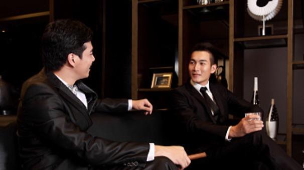 只因未接受高管的表白，女孩被好事者辞退，没想到一个月后，她竟牵着高管王者归来……