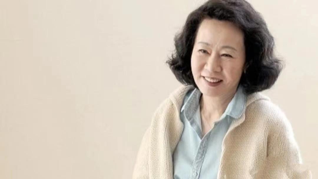 看两位70+韩国奶奶的穿搭，才真正理解：时光从不辜负美人，太美