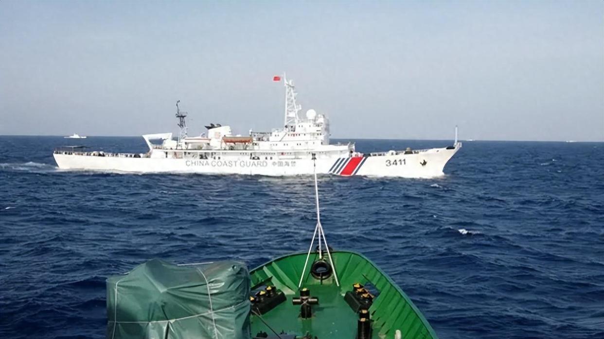 菲律宾做了最坏的打算，中方在黄岩岛管控时，菲艇员穿上了防火衣