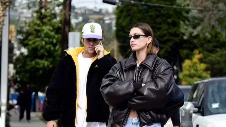 凯莉·詹娜身穿黑色透明上衣，搭配印花迷你裙，露出性感的大长腿