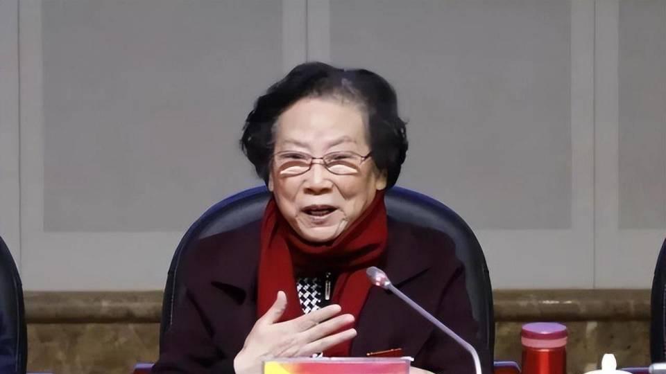 90岁国医大师邹燕勤，皮肤无斑，面色红润，她的独家养生经被公开