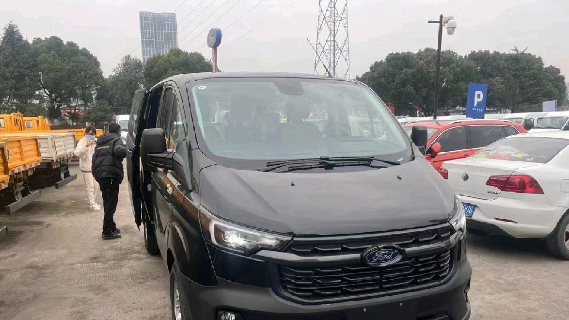 全面换装9AT变速箱！新一代福特全顺实拍，立柱尾灯+对开式尾门