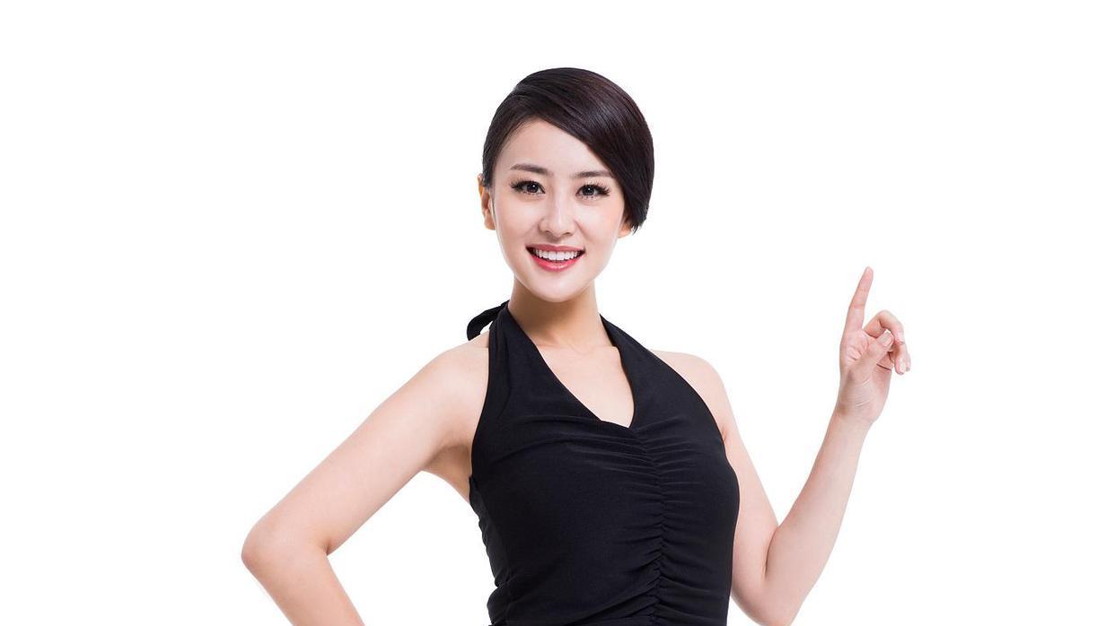上海：女子上身穿棉袄，下身穿薄纱短裙光腿逛街，如此穿搭不冷吗