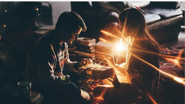 我流产时，他正捧着初恋白月光的脚，小心翼翼的为她涂抹着伤药，我得癌症死了，他却也不活了