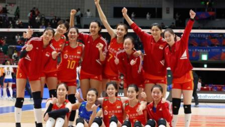 中国女排向着更高目标挺进，球迷们齐声欢呼！