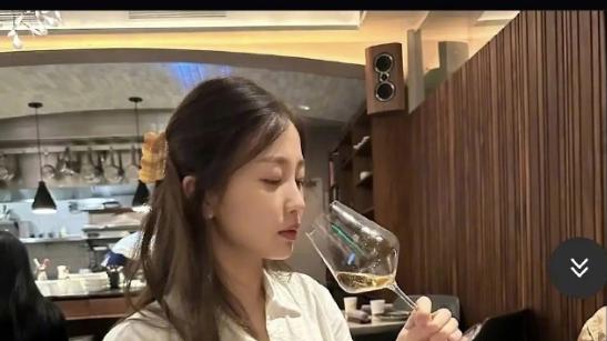 据港台报道，虞书欣与吴建豪两人行程有很多相识的地方，疑似恋爱