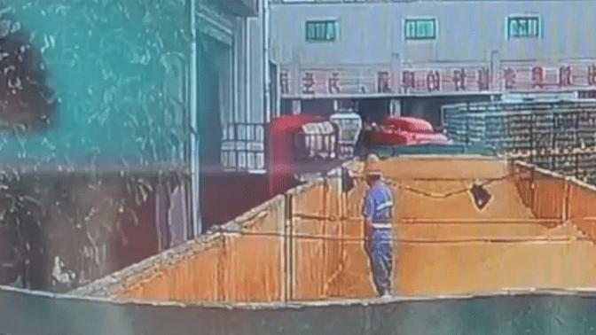 青岛啤酒三厂有工人在原料仓小便