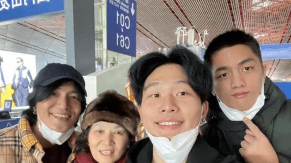 陈坤儿子晒家人合照，身材魁梧皮肤黝黑不像爸，生母至今成谜