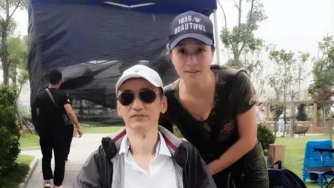 55岁贼心不死，多次出轨小鲜肉，丈夫坐轮椅看她寻欢作乐