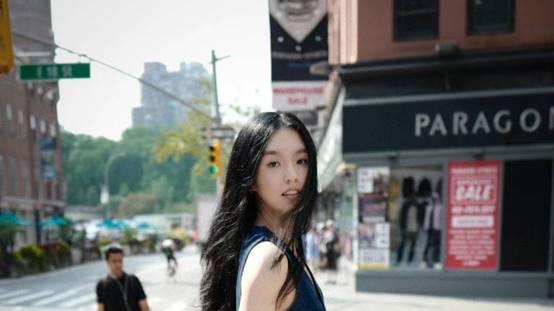 李咏21岁女儿返回美国，看时装秀全程飙英文，疑已融入高端时尚圈