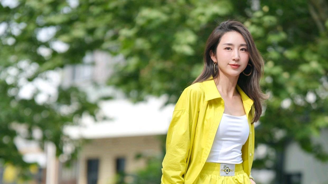 黄绿色套装，让女生更加的迷人